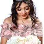 Retrato profesional de quinceañera con vestido rosa y ramo de flores / Elegant quinceañera portrait with pink dress and floral bouquet by a professional photographer