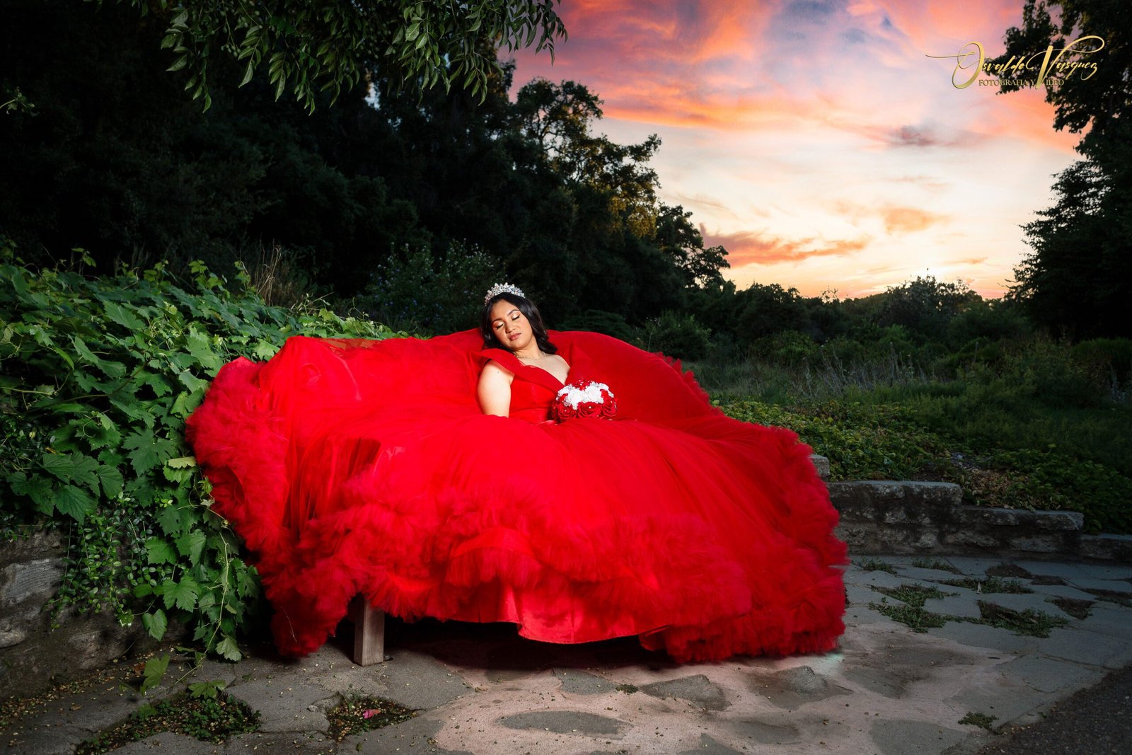 fotografia y video para quinceanera sweet sixteen 5 Quinceañera vestido rojo en atardecer en Los Angeles, Fotos de Quinceañera en el parque son esenciales para Capturar Momentos Épicos que recordarás para toda la vida,es una experiencia única