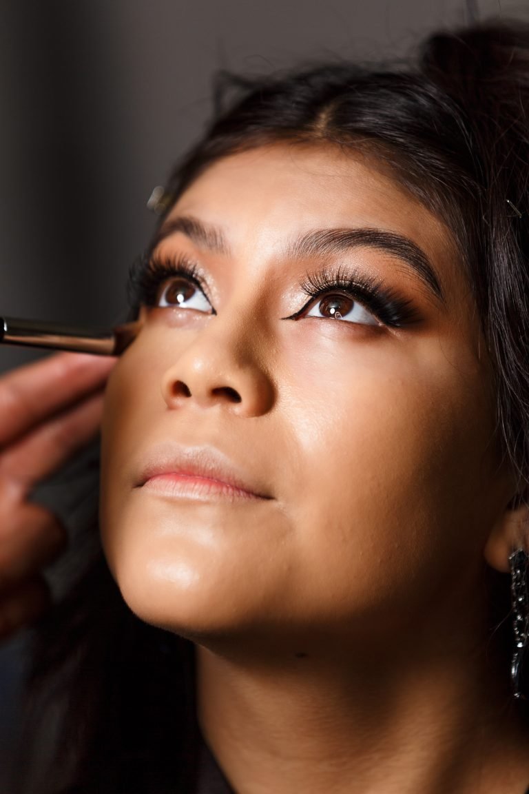 fotografia y video para quinceanera sweet sixteen 9 En Los Ángeles, California, una joven mira hacia arriba con un brillo especial en sus ojos, mientras el arte del maquillaje realza su belleza con cada trazo preciso.