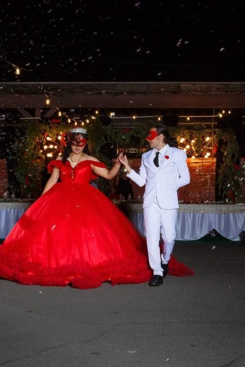 Baile de quinceañera con corte de honor capturado por fotógrafo profesional durante celebración de XV años