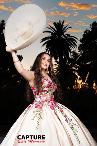 Quinceañero vestido mexicano en Los Angeles